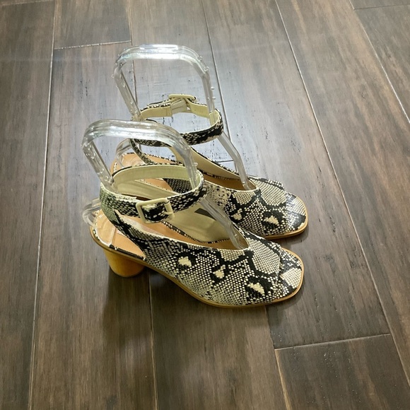 Band Of The Gypsies Animal Print Vegan Leather Ankle Strap Sandal Heels Size 8 - Picture 2 of 8